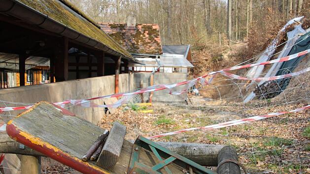 Eine große Baugrube statt Bierbänke - Der Schindler-Keller erweitert hinter der Gaststätte seinen Küchenbereich. Foto: Ronald Heck