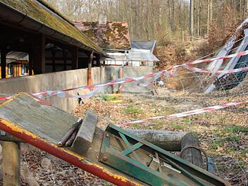 Eine große Baugrube statt Bierbänke - Der Schindler-Keller erweitert hinter der Gaststätte seinen Küchenbereich. Foto: Ronald Heck