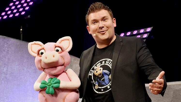 Neu im Programm von Bauchredner und Comedian Sebastian Reich ist das traurige, kein Glück bringende Marzipanschwein PigNic.