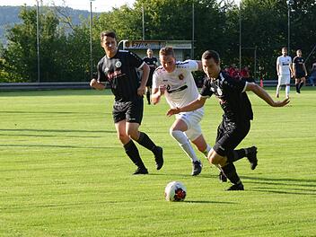 Der FC Lichtenfels gab lange das Tempo vor, abgeh&auml;ngt sah sich dagegen immer wieder der FC Fuchsstadt (wei&szlig;e Trikots).  Foto: J&uuml;rgen Schmitt
