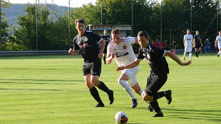 Der FC Lichtenfels gab lange das Tempo vor, abgeh&auml;ngt sah sich dagegen immer wieder der FC Fuchsstadt (wei&szlig;e Trikots).  Foto: J&uuml;rgen Schmitt