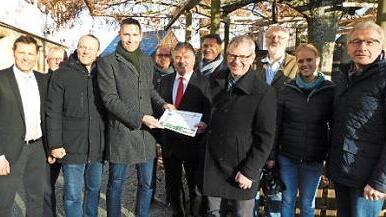 Michael Hofmann (Leader-Förderstelle, Vierter von rechts) übergibt Thurnaus Bürgermeister Martin Bernreuther (Vierter von links) den Förderbescheid. Mit im Bild Landrat Klaus Peter Söllner (Fünfter von links), weitere Zuschussgeber sowie Projektbeteiligte. Foto: Horst Wunner