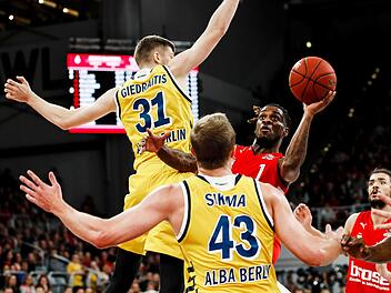 Rokas Giedraitis (links) und Luke Sikma versperren dem Bamberger Aufbauspieler Paris Lee den Weg zum Korb. Foto: Daniel Löb