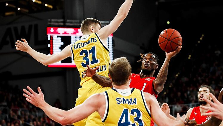 Rokas Giedraitis (links) und Luke Sikma versperren dem Bamberger Aufbauspieler Paris Lee den Weg zum Korb. Foto: Daniel Löb