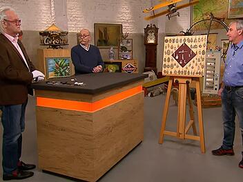 Der Bad Brückenauer Uwe Schindler (rechts) war zu Gast in der bekannten ZDF-Sendung "Bares für Rares". Hier ist er im Studio mit Moderator Horst Lichter (Mitte) und Experte Albert Maier (links) zu sehen - samt der von ihm mitgebrachten Schablonen. Screenshot: ZDF/Bares für Rares vom 19. Mai 2021; Rebecca Vogt