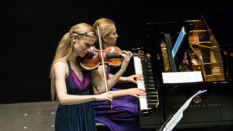 Die Schwestern Mariella und Magdalena Haubs (von links) beeindruckten das Publikum bei ihrem Coburg-Gastspiel.Foto: Jochen Berger
