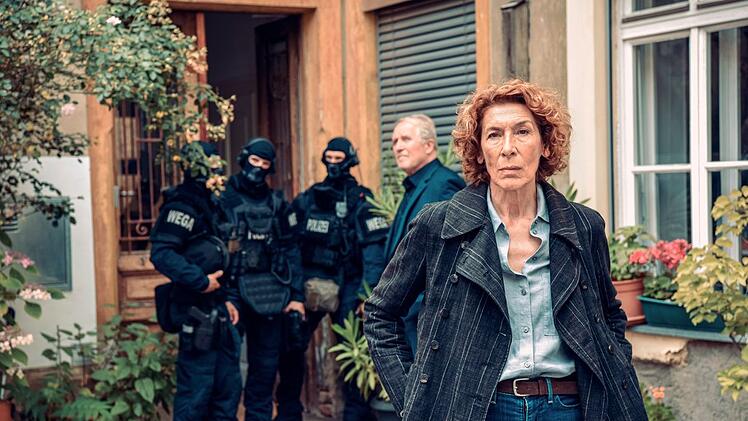 Moritz Eisner (Harald Krassnitzer) und Bibi Fellner (Adele Neuhauser) ermitteln im "Tatort: Messer" in der Gastro-Szene. Die Küchenbrigade des Ermordeten - einem Sternekoch - wirkt wie ein sehr gefährliches Ensemble potenzieller Täter.