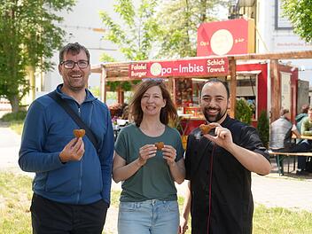 Franziska Müller und Mathias Kuhn (links) sind Stadtteilmanager im Einsatz für Magdeburgs Alte und Neue Neustadt. Heute sind sie beim "Opa-Imbiss" für die "Neustadt-Geschichten". Die gezielte Social-Media-Kampagne stellt Nachbarn einander vor, um Vorurteile abzubauen.