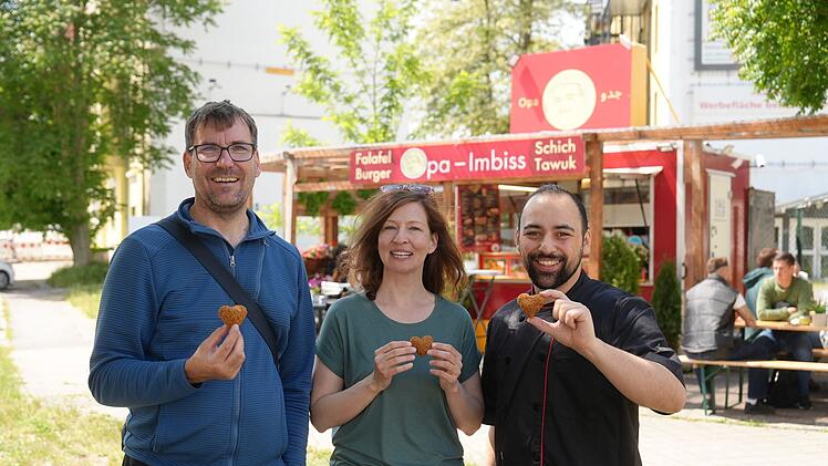 Franziska Müller und Mathias Kuhn (links) sind Stadtteilmanager im Einsatz für Magdeburgs Alte und Neue Neustadt. Heute sind sie beim "Opa-Imbiss" für die "Neustadt-Geschichten". Die gezielte Social-Media-Kampagne stellt Nachbarn einander vor, um Vorurteile abzubauen.