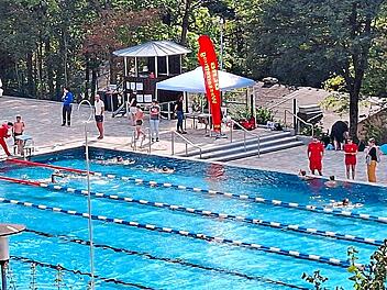 Insgesamt 45 Schwimmabzeichen wurden beim Abzeichentag im Terrassenschwimmbad abgenommen. Markus Brandl