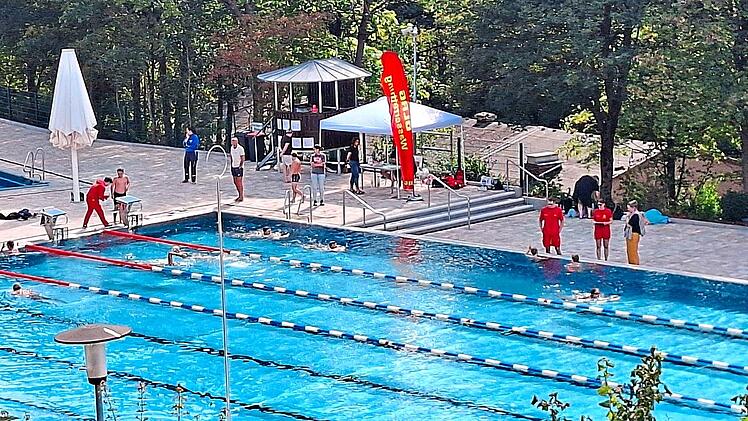 Insgesamt 45 Schwimmabzeichen wurden beim Abzeichentag im Terrassenschwimmbad abgenommen. Markus Brandl