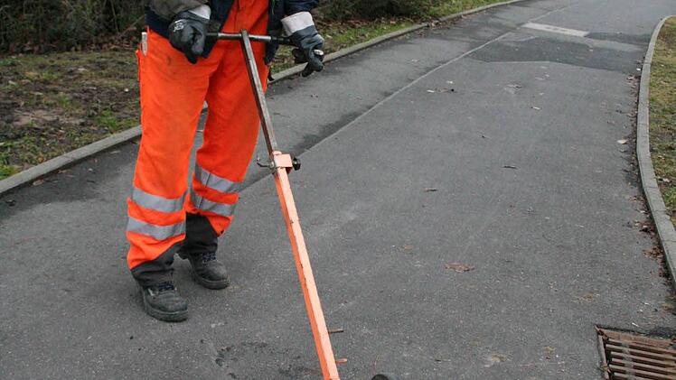 Dann wird der Gullydeckel wieder geschlossen.