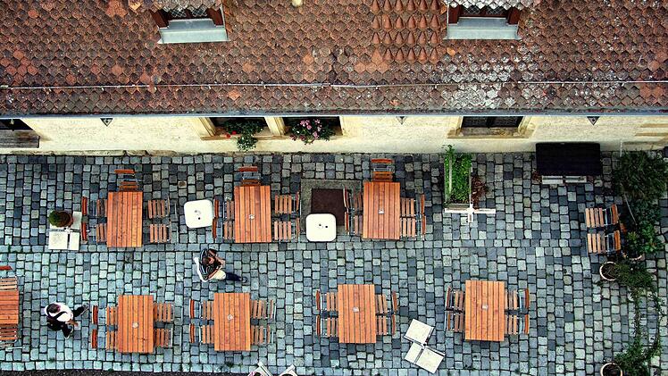Preisträger im örtlichen Wettbewerb 2012: 3. Platz Auf Straßen, Gassen und Plätzen - Elke Neubauer "Nebensaison - Ein Biergarten von oben"