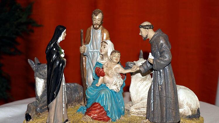 Bei dieser französischen Krippe stehen auch der heilige Franziskus (re) und die heilige Klara (re) vor dem Christkind.