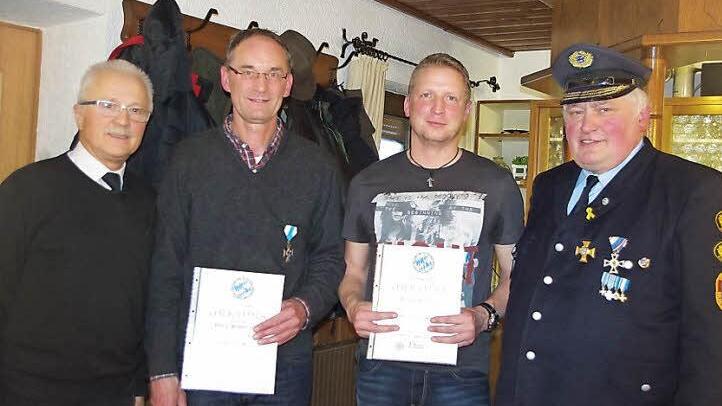 Die VSK Hesselbach ehrte verdiente Kameraden (v. l.): Vorsitzender Edgar Renk, Georg Schönmüller, Frank Beitzinger sowie BKV-Kreis- und Bezirksvorsitzender Gottfried Betz. Foto: Heike Schülein