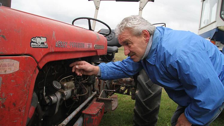 Schön ist der Massey-Ferguson, Baujahr 1956, nicht, aber zu 100 Prozent original, erklärt Erich Pausch. Der Traktor kommt aus Holland, Erich Pausch hat ihn von seinen Eltern übernommen. Foto: Sonja Adam