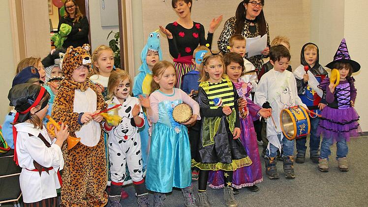 Karnevalsstimmung brachten die Kinder der Kindertagsesstätte Lauerland ins Maßbacher Rathaus, das von ihnen gestürmt wurde.   Foto: Dieter Britz