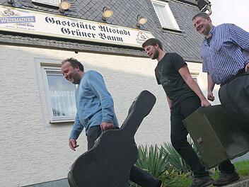 Auf geht's, Gaudibuam: Mario Bamberger, Paul Schreiner und Jochen Kroner (von links) haben ihre Instrumente schon eingepackt. Aber alleine wollen sie morgen das Wirtshaussingen in der Ebersdorfer "Altstadt" nicht bestreiten. Andere Musikanten sind willkommen. Foto: Berthold Köhler