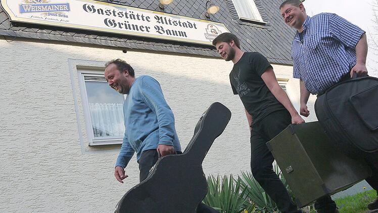 Auf geht's, Gaudibuam: Mario Bamberger, Paul Schreiner und Jochen Kroner (von links) haben ihre Instrumente schon eingepackt. Aber alleine wollen sie morgen das Wirtshaussingen in der Ebersdorfer "Altstadt" nicht bestreiten. Andere Musikanten sind willkommen. Foto: Berthold Köhler