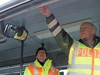 Wegen der Sicherheit für Kinder werden auch künftig Schulbuskontrollen - wie hier in Pressig - durchgeführt.   Foto: Veronika Schadeck