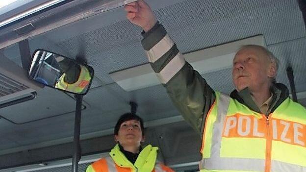 Wegen der Sicherheit für Kinder werden auch künftig Schulbuskontrollen - wie hier in Pressig - durchgeführt.   Foto: Veronika Schadeck