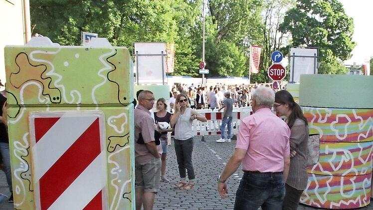 Auf den Berg kommt man selber mit dem Auto nicht. Da sorgen auch die neuen Betonklötze (Sicherheitsmaßnahmen) dafür. Schüler haben die Blocks im Übrigen bemalt. Foto: Michael Busch