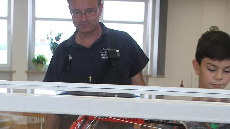 Mehr als 8800 Legosteine hat Jan Passing verbaut, um dieses Feuerwehrfahrzeug nachzubauen: Es verfügt über einen zehn Meter langen Druckluftschlauch - und funktioniert.Sonny Adam