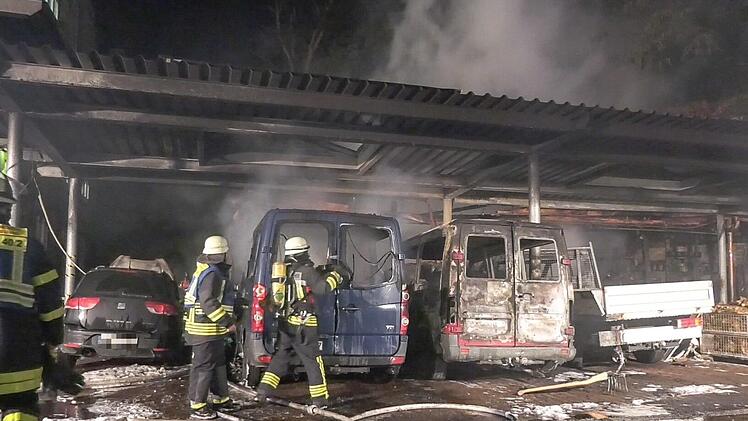 Erst brannte ein Fahrzeugstand, dann drohten die Flammen auf die Berufsschule selbst überzugreifen. Die Polizei sucht nach möglichen Brandstiftern.  Foto: News5