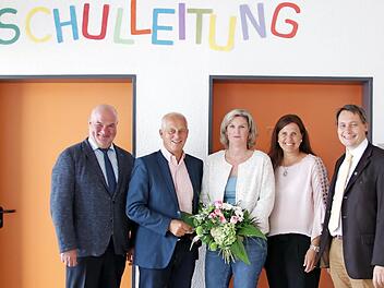 Simone Zimmerer (Mitte) ist neue Konrektorin der Grundschule Stadtsteinach und der Mittelschule Stadtsteinach-Untersteinach. Mit im Bild (von rechts) Bürgermeister Roland Wolfrum aus Stadtsteinach, Schulrätin Kerstin Zapf, Schulleiter Michael Pfitzner und Bürgermeister Ralf Holzmann aus Rugendorf. Foto: K. Klaschka