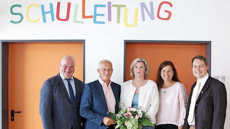Simone Zimmerer (Mitte) ist neue Konrektorin der Grundschule Stadtsteinach und der Mittelschule Stadtsteinach-Untersteinach. Mit im Bild (von rechts) Bürgermeister Roland Wolfrum aus Stadtsteinach, Schulrätin Kerstin Zapf, Schulleiter Michael Pfitzner und Bürgermeister Ralf Holzmann aus Rugendorf. Foto: K. Klaschka