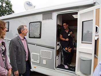 Anke Franz nimmt als erste Wohnmobilistin die Begrüßungstasche von Verena Dotzel, Alfred Jeurink und Geerd Müller entgegen.Foto: Arkadius Guzy