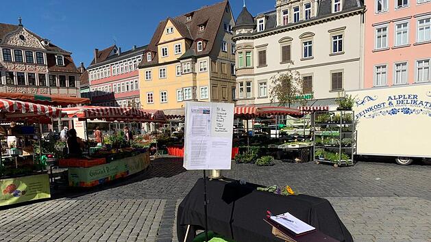 Als "Mahnmal" wollen die Marktbeschicker den Sarg verstanden wissen, den sie ab sofort k&uuml;nftig an jedem Markttag auf den Coburger Marktplatz stellen wollen.Oliver Schmidt