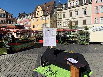 Als "Mahnmal" wollen die Marktbeschicker den Sarg verstanden wissen, den sie ab sofort künftig an jedem Markttag auf den Coburger Marktplatz stellen wollen.Oliver Schmidt