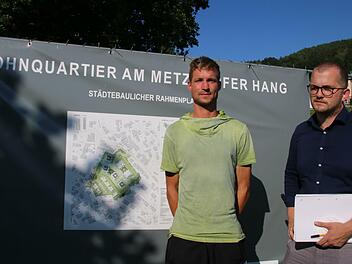 Sie sind nicht gegen ein Baugebiet am Metzdorfer Hang, nur die Dimensionen des geplanten Vorhabens sind viel zu groß, sagen die Anlieger Moritz Dippel (rechts) und Markus Taschner. Foto: Jürgen Gärtner