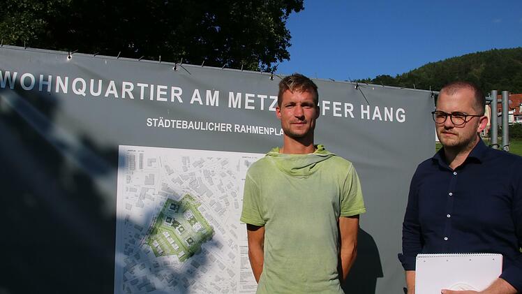 Sie sind nicht gegen ein Baugebiet am Metzdorfer Hang, nur die Dimensionen des geplanten Vorhabens sind viel zu groß, sagen die Anlieger Moritz Dippel (rechts) und Markus Taschner. Foto: Jürgen Gärtner