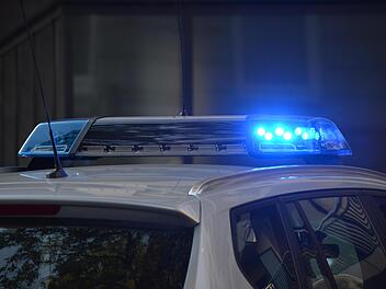 Landkreis Ansbach: Schuhabsatz am Gaspedal verfangen – Rentnerin verursacht Unfall in Carport