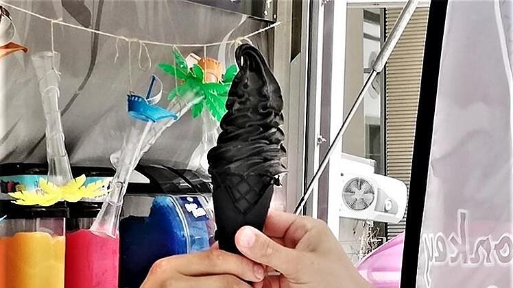 Das schwarze Eis mit Vanille-Geschmack ist mit medizinischer Aktivkohle gefärbt.