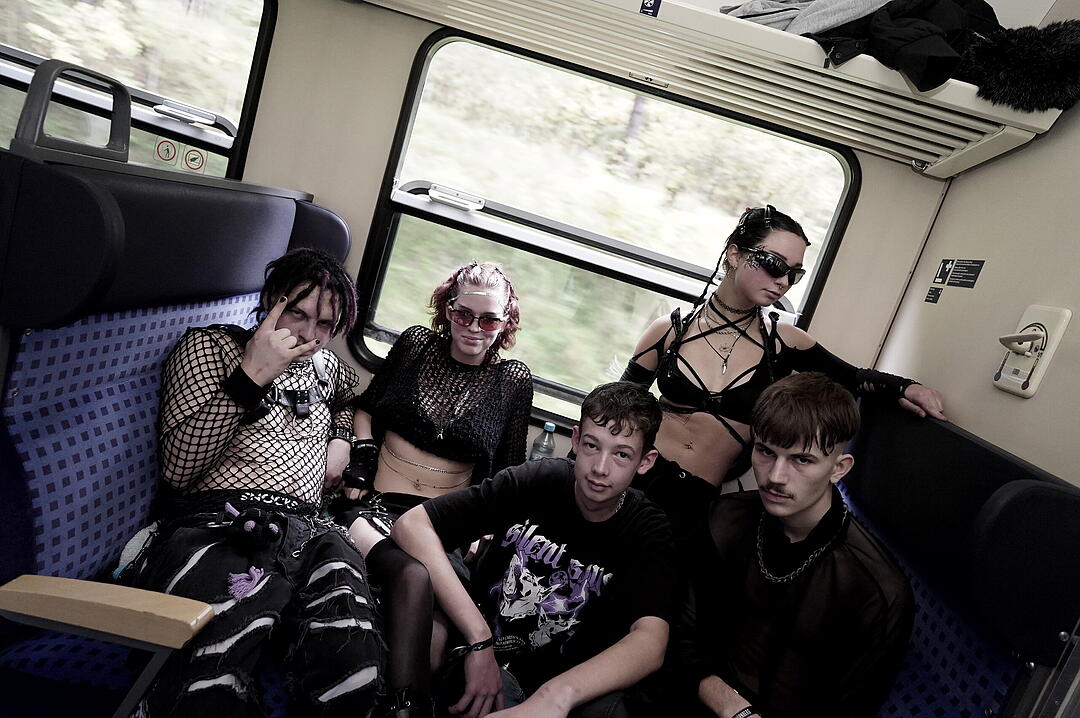 Party im Zug - Raver*innen tanzen zu Techno-Beats