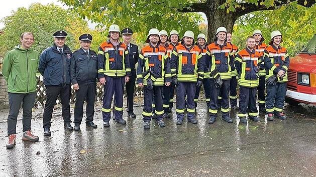 Feuerwehrvorsitzender Karl-Heinz Lienhardt (7.&nbsp;v.&nbsp;l.) erreichte die h&ouml;chste Stufe Rot-Gold. Die &uuml;brigen Pr&uuml;flinge erreichten Silber, Blau-Gold und Gr&uuml;n-Gold. Die Neulinge sind Jannik Eisenhut (3.&nbsp;v.&nbsp;r.), Johannes Wolf (4.&nbsp;v.&nbsp;r.) und Michael Wolf ...