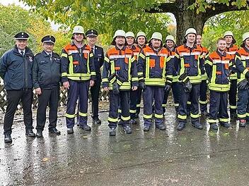 Feuerwehrvorsitzender Karl-Heinz Lienhardt (7.&nbsp;v.&nbsp;l.) erreichte die h&ouml;chste Stufe Rot-Gold. Die &uuml;brigen Pr&uuml;flinge erreichten Silber, Blau-Gold und Gr&uuml;n-Gold. Die Neulinge sind Jannik Eisenhut (3.&nbsp;v.&nbsp;r.), Johannes Wolf (4.&nbsp;v.&nbsp;r.) und Michael Wolf ...
