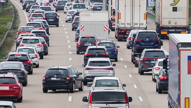 Himmelkron: Unfall auf A9 zieht weitere Unf&auml;lle und Staus nach sich - Polizei tadelt Gaffer