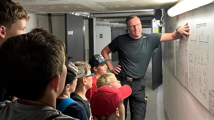 Matthias Wehner, Technik-Mitarbeiter des Kisssalis Therme, zeigte den Kindern die Anlagen und staunte über ihr großes Interesse und ihre klugen Fragen.