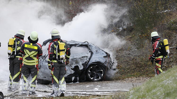Auto rast gegen Brücke: Person stirbt bei schwerem Verkehrsunfall