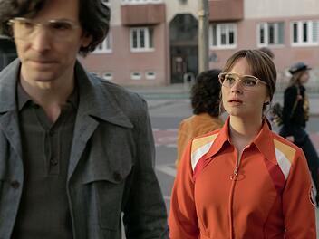 Monika Sch&ouml;llack (Sonja Gerhardt) sieht in "Ku'damm 77" auf der Stra&szlig;e einen Mann (Sabin Tambrea), der alte Erinnerungen weckt.