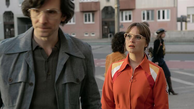 Monika Sch&ouml;llack (Sonja Gerhardt) sieht in "Ku'damm 77" auf der Stra&szlig;e einen Mann (Sabin Tambrea), der alte Erinnerungen weckt.