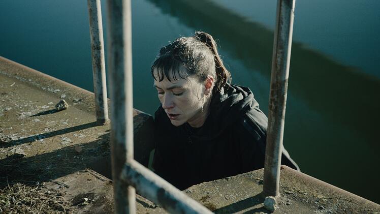 Bei einer Rangelei mit dem fl&uuml;chtigen Detlev Schulte st&uuml;rzt Jule Zabek (Sophie Pfennigstorf) &uuml;ber 40 Meter in die Tiefe und &uuml;berlebt wie durch ein Wunder.