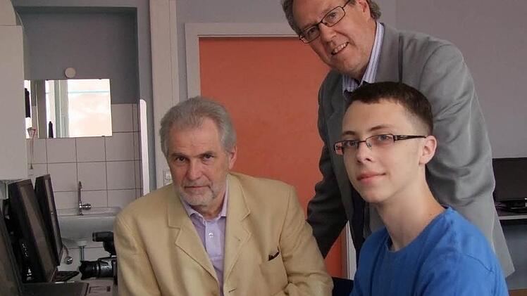Informatik ist Vojtech Pešek liebstes Fach. In diesem Gebiet liegt auch der zukünftige Berufswunsch des jungen Tschechen. Ob er einmal in Prag oder in Deutschland studieren wird, darüber konnte er Internatsleiter Elmar Halbritter und Direktor Hilmar Kirch bei einem letzten Gang durchs Schulhaus allerdings noch keine genauen Auskünfte geben. Foto: Sabine Berthold