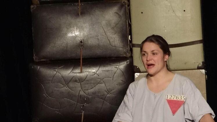 Im KZ wird Anni zu einer Nummer. Beeindrückend düster ist das Bühnenbild aus Koffern aufgebaut.