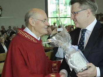 Ein prominenter Gast und ein persönlicher Freund von Pfarrer i. R. Josef Zwickl (links) ist der Bayerische Justizminister, Winfried Bausback (rechts), der persönlich an der Jubiläumsfeier in Diebach teilnahm.  Foto: Winfried Ehling
