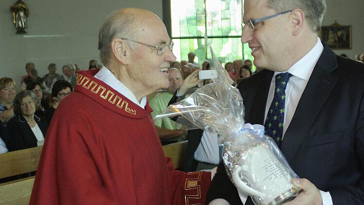 Ein prominenter Gast und ein persönlicher Freund von Pfarrer i. R. Josef Zwickl (links) ist der Bayerische Justizminister, Winfried Bausback (rechts), der persönlich an der Jubiläumsfeier in Diebach teilnahm.  Foto: Winfried Ehling